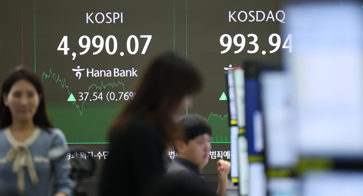 Electronic display boards at Hana Bank dealing room in central Seoul show financial markets on Jan. 23. [JOONGANG ILBO]